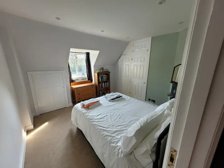 8 Bedroom Family House In Farnborough
